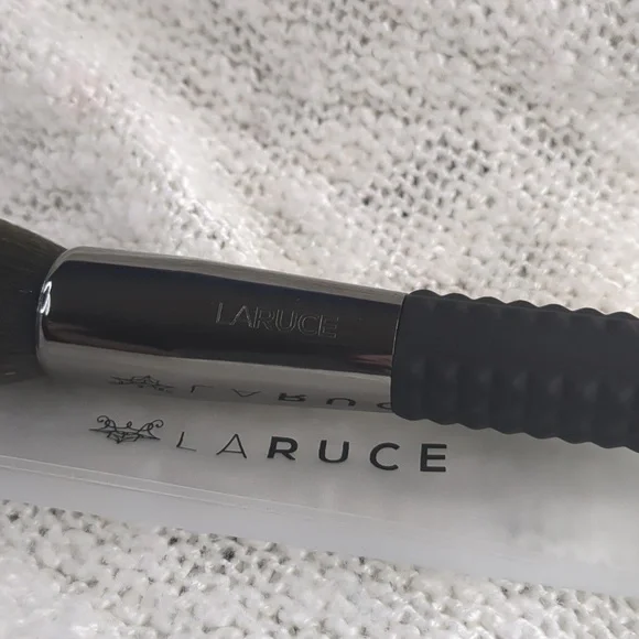 LARUCE Beauty TAPERED FACE Brush LR360, One Brush w/Sleeve Shield - Picture 7 of 10